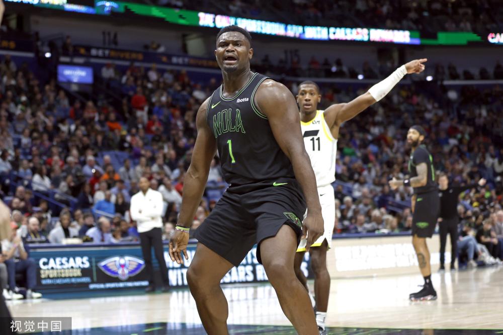 阿森纳官推晒照：恩瓦内里领取队内1月最佳进球奖项.