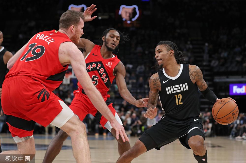 阿森纳官推晒照：恩瓦内里领取队内1月最佳进球奖项.